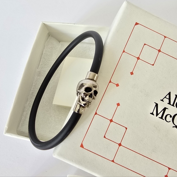 Alexander McQueen Rubber Skull Bracelet Black - Picture 2 of 8